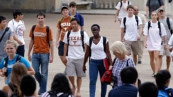 Estudiantes caminando por el recinto universitario de la Universidad de Texas en Austin (Texas) en septiembre de 2012. La universidad fue en su momento lenta para integrarse pero ahora es una de las más diversas en Estados Unidos. (© Eric Gay/AP Images)