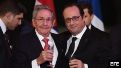 Brindis en el Palacio del Elíseo entre Raúl Castro y Francois Hollande, en febrero de 2016.