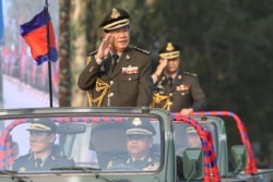 El primer ministro Hun Sen (iz) junto a su hijo Hun Manet en desfile militar.