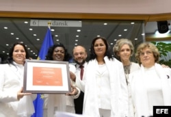 Presidente del Parlamento Europeo Martin Schulz, posa junto a Laura María Labrada Pollán, Berta Soler, Belkis Cantillo, Elena Larrinaga y Blanca Reyes en la entrega del Premio Sájarov otorgado en 2005 a las Damas de Blanco.