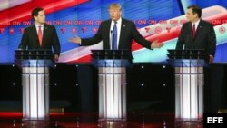 Los aspirantes a la candidatura presidencial por el partido republicano (de izda a dcha) Marco Rubio, Donald Trump y Ted Cruz asisten al décimo debate televisado entre aspirantes republicanos a la Casa Blanca, celebrado ayer, 25 de febrero de 2016, en Hou