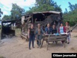 Reporta Cuba. Activistas ayudan a ancianos en Pinar. Foto: Yelky Puig.