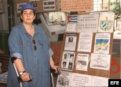 ARCHIVO. María Elena Cruz Varela durante una vigilia frente a la sede del Consulado de Cuba en Madrid en 1999.