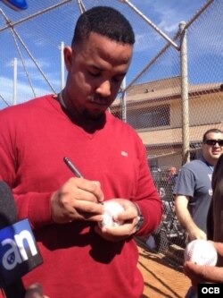 José Dariel "Pito" Abreu firma pelotas en Miami, Florida.