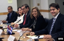 Abel E. González (d) junto a Josefina Vidal, José Ramón Cabañas, Lianys Torres y Alejandro García.