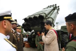 Maduro inspecciona equipos militares.