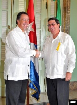 El Ministro de Relaciones Exteriores de la República de Cuba, Bruno Rodríguez Parrilla (d) y su homologo mexicano José Antonio Meade (i).