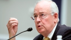 Fotografía de archivo del 8 de mayo de 2014 del entonces rector de la Universidad de Baylor, Ken Starr, mientras testifica ante una comisión de la Cámara de Representantes de Estados Unidos. (Foto AP)