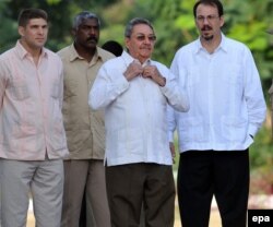 Raúl Castro y su hijo, Alejandro Castro.