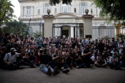 Artistas cubanos frente al Ministerio de Cultura en una protesta el 27 de noviembre de 2020. YAMIL LAGE / AFP