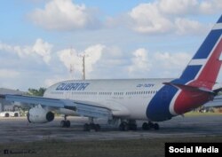 De los 3 IL-96 que tiene Cubana de Aviación solo vuelan ahora dos. Al de la foto le sacaron uno de los dos motores bajo el ala izquierda