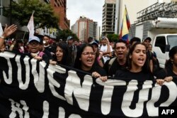 Manifestantes contra Nicolás Maduro protestan en Caracas el 23 de enero de 2019.