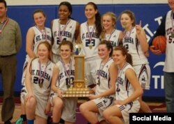 La canadiense Alex Sagriff (2da de izq a der, de rodillas) con el equipo de basketball de su escuela, St.Therese, murió durante unas vacaciones de graduación en Cuba.(Facebook)