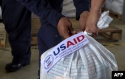 Una bolsa con ayuda humanitaria para los venezolanos enviada por USAID, en el centro de acopio de Cúcuta, en Colombia.