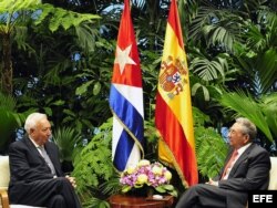 "Momento dulce": Raúl Castro conversa con el ministro español de Asuntos Exteriores, José Manuel García-Margallo en La Habana.