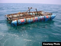 Balsas vacías son a veces encontradas en el estrecho de la Florida, un indicio de que sus ocupantes habrían perecido. Cuando son rescatados, los guardacostas las destruyen.