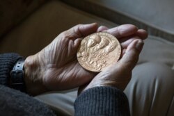 Teniente coronel Carpenter muestra la Medalla de Oro del Congreso que recibiera en el año 2012