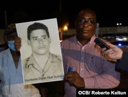 El expreso político Jorge Luis García Pérez 'Antúnez' , sostiene una foto de Humberto Eladio.