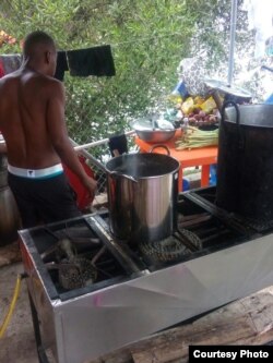 Los pobladores constantemente les donan alimentos y artículos de primera necesidad.