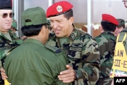 Hugo Chávez con el entonces Ministro de Defensa de Venezuela Raúl Salazar el 30 de diciembre de 1999 (Foto: Archivo/AFP).