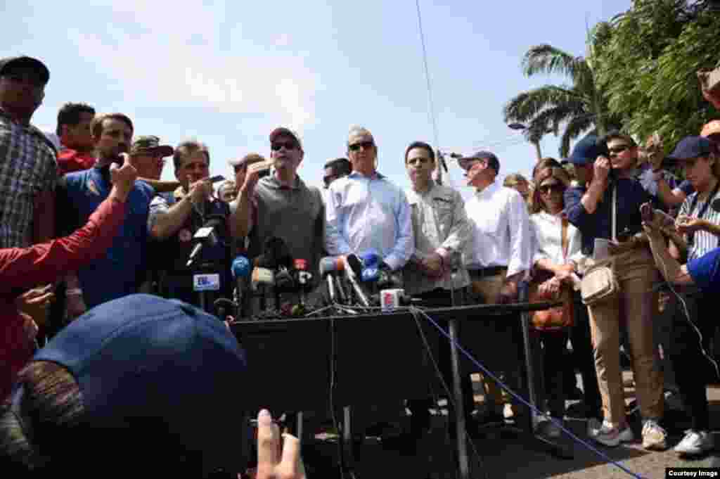 ubio, el embajador Trujillo, el congresista Díaz-Balart y el embajador de Colombia ante EE.UU Francisco Santos hablan con los medios de prensa desde el Puente Simón Bolívar en Cúcuta, Colombia.(Fotos cortesía de la oficina del senador Rubio)