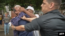 El periodista independiente Lázaro Yuri Valle fue sometido por las autoridades en plena vía pública, el 10 de diciembre de 2015, en La Habana, en un acto por el Día de los Derechos Humanos. ADALBERTO ROQUE / AFP