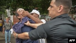 El periodista independiente Lázaro Yuri Valle en una detención el 10 de diciembre de 2015, Día de los Derechos Humanos. (Adalberto Roque / AFP).