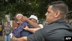 Lázaro Yuri Valle fue sometido por las autoridades en plena vía pública el 10 de diciembre de 2015, en una manifestación por el Día Internacional de los Derechos Humanos, que tuvo lugar en La Habana.