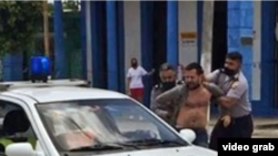 Arián González detenido cuando protestaba contra el régimen comunista, en La Habana.