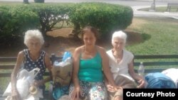 Hortensia Alfonso Vega junto a su madre y su tía viven en el parque de Colón. 