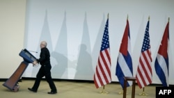 Banderas de Estados Unidos y Cuba.