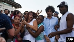 Agentes de civil reprimen a Iliana Hernández, periodista independiente y activista de la sociedad civil cubana, en una marcha LGTBI el 11 de mayo de 2019. (Yamil Lage / AFP).