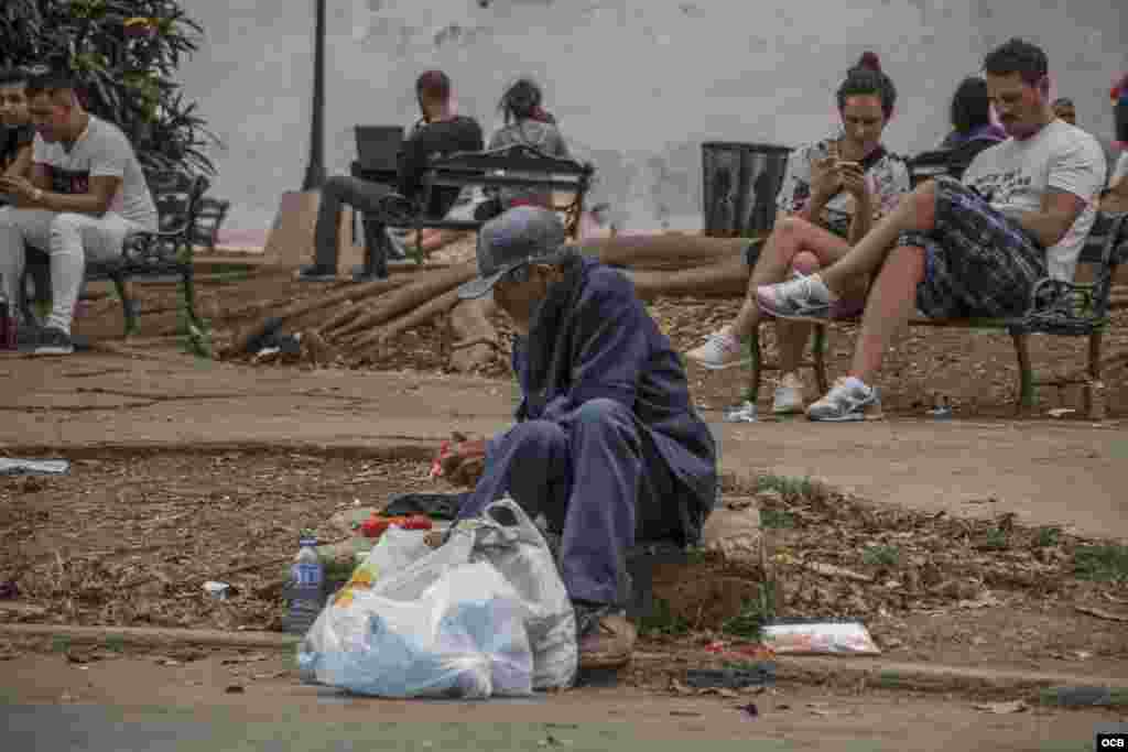 Mendigo cubano con jabas de envases reciclables