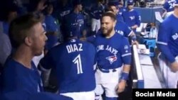 Aledmys Díaz celebrado por sus compañeros de equipo en los Azulejos de Toronto. Tomado @TorontoBlueJays