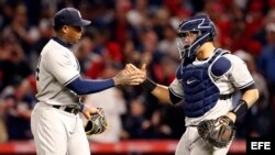 El pitcher cubano Aroldis Chapman celebra una victoria con el máscara Gary Sánchez ante los Angelinos de los Angeles el 30 de abril de 2018.