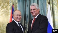 Díaz-Canel y Putin intercambian saludos durante la visita del gobernante cubano a Moscú.