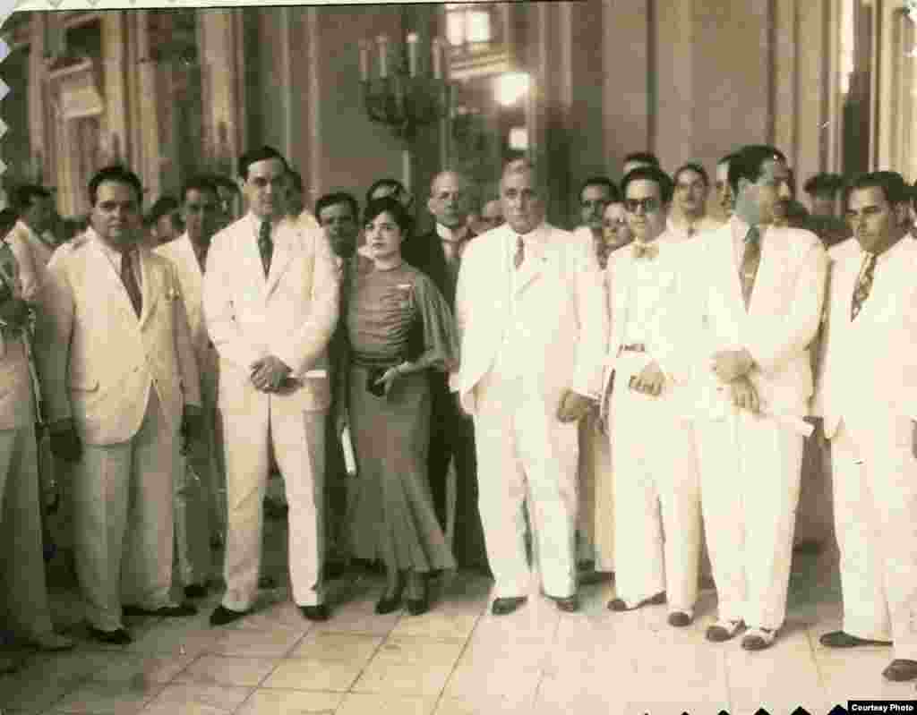 Ernesto Lecuona, Carlos Mendieta (presidente de Cuba), Gonzalo Roig y otros en el Palacio Nacional.