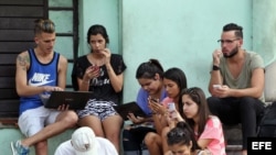 Foto del 4 de febrero de2016, de un grupo de jóvenes que se conectan a internet en una zona WiFi, en La Habana (Cuba). 