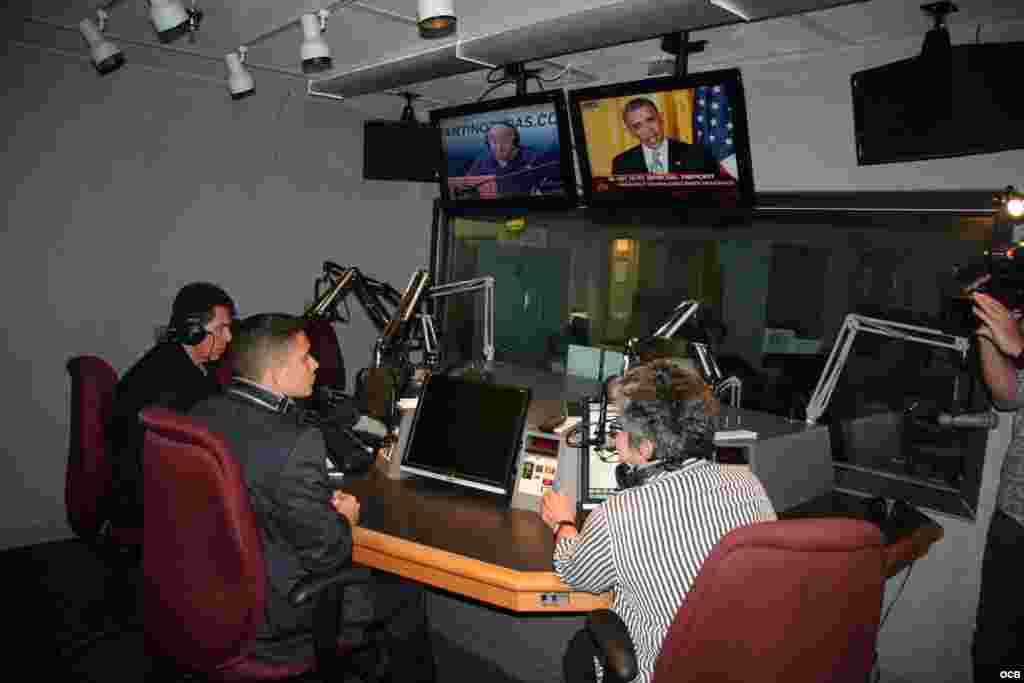 Eliecer &Aacute;vila en los estudios de Radio Mart&iacute;