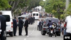 Agentes de seguridad se mantiene afuera de la sede del vaticano tras la llegada del papa Francisco.