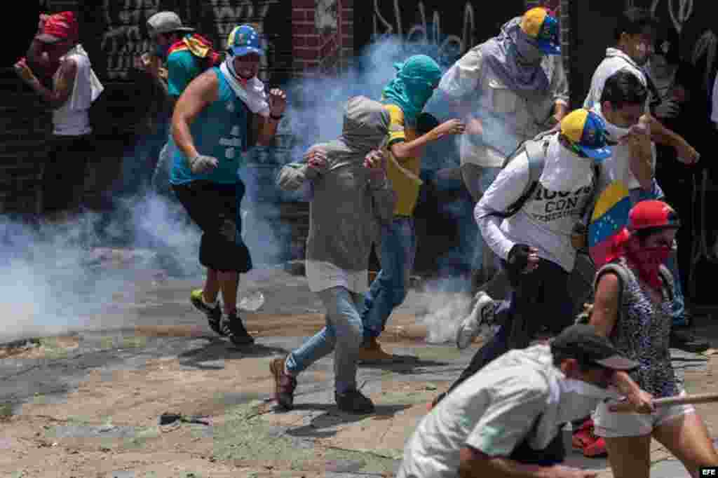 Centenares de opositores se enfrentaron a los cuerpos de seguridad para mantenerse en las calles protestando, pese al uso de bombas lacrimógenas por parte de las fuerzas policiales.