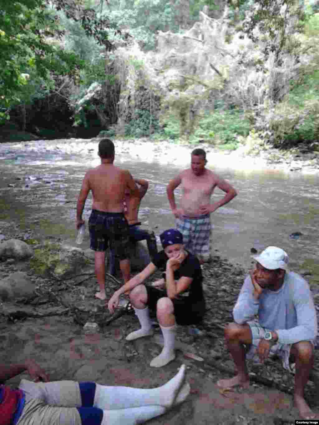 Los migrantes cubanos se arriesgan a los peligros de una travesía por la selva del Darién para evitar la deportación.