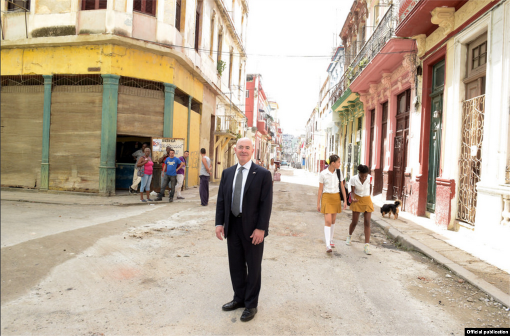 Mayorkas posa en una calle habanera.