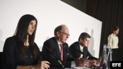 El profesor Richard McLaren (c), el jefe de la investigación para el informe McLaren, Martin Dubbey (d), y la abogada Diana Tesic (i) ofrecen una rueda de prensa en Londres.