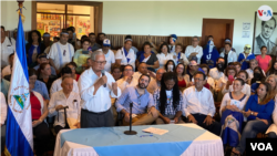 En uno de los intentos de unidad de la oposición nicaragüense, Luis Fley, dirigente de la Contra, suscribe el 25 de febrero de 2020 un acuerdo con otros opositores. Foto de Houston Castillo, VOA.