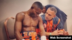 Guillermo Rigondeaux (i) junto a su entrenador Pedro Díaz.