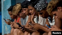 Jóvenes cubanos se conectan a internet desde su teléfono móvil en La Habana (Foto: Archivo).