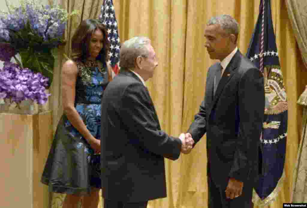 Raúl Castro saluda a Barack Obama y la primera dama, Michelle Obama, durante la cena que el presidente de Estados Unidos ofreció a los jefes de Estado y de Gobierno reunidos en la ONU.