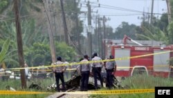 Policías y militares custodian los restos del avión Boeing-737 que se estrelló en La Habana.