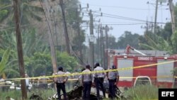 Policías y militares custodian los restos del avión Boeing-737 que se estrelló en La Habana.